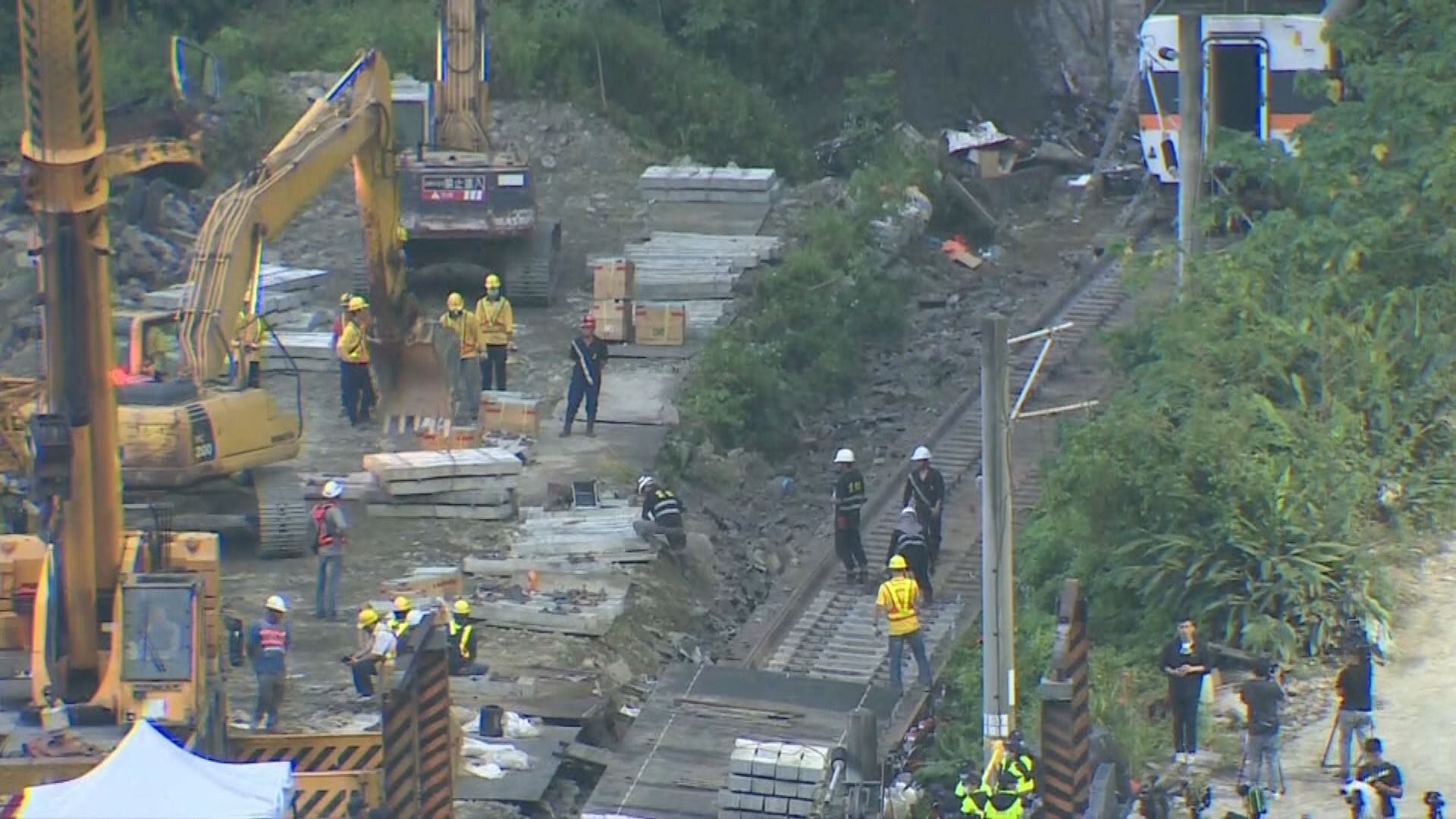 交通部：料需時兩天拖走所有車廂　冀本月20日恢復通車