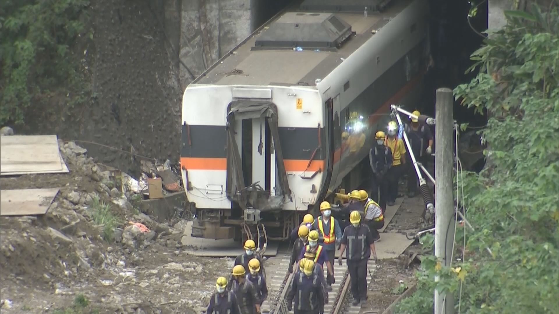 台灣太魯閣號出軌　當局證實49人罹難