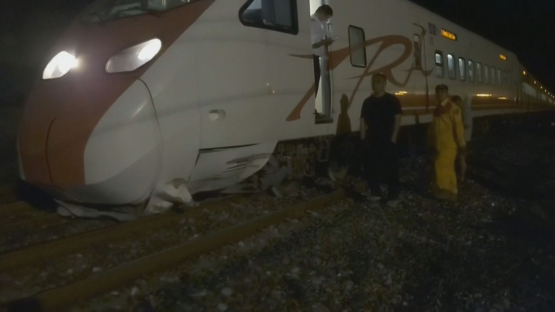 台鐵列車撞石部分車廂出軌 幸無人傷