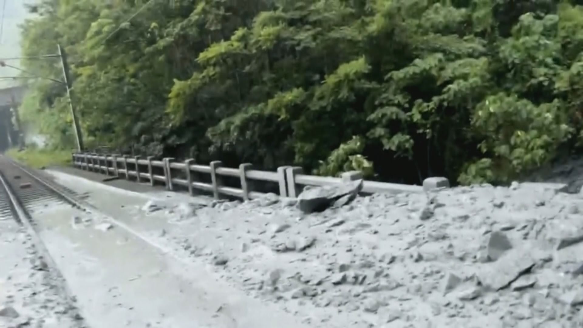 台鐵列車花蓮隧道遇土石流致車廂出軌 最少15人傷