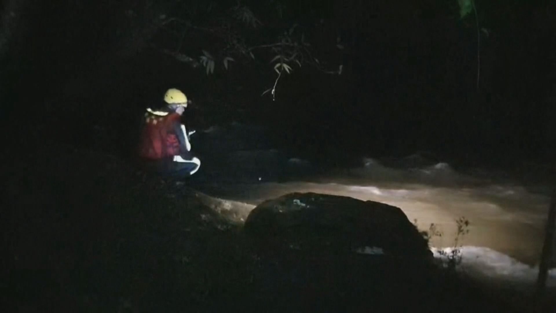 台灣新北溪水暴漲沖走六人　消防通宵搜索