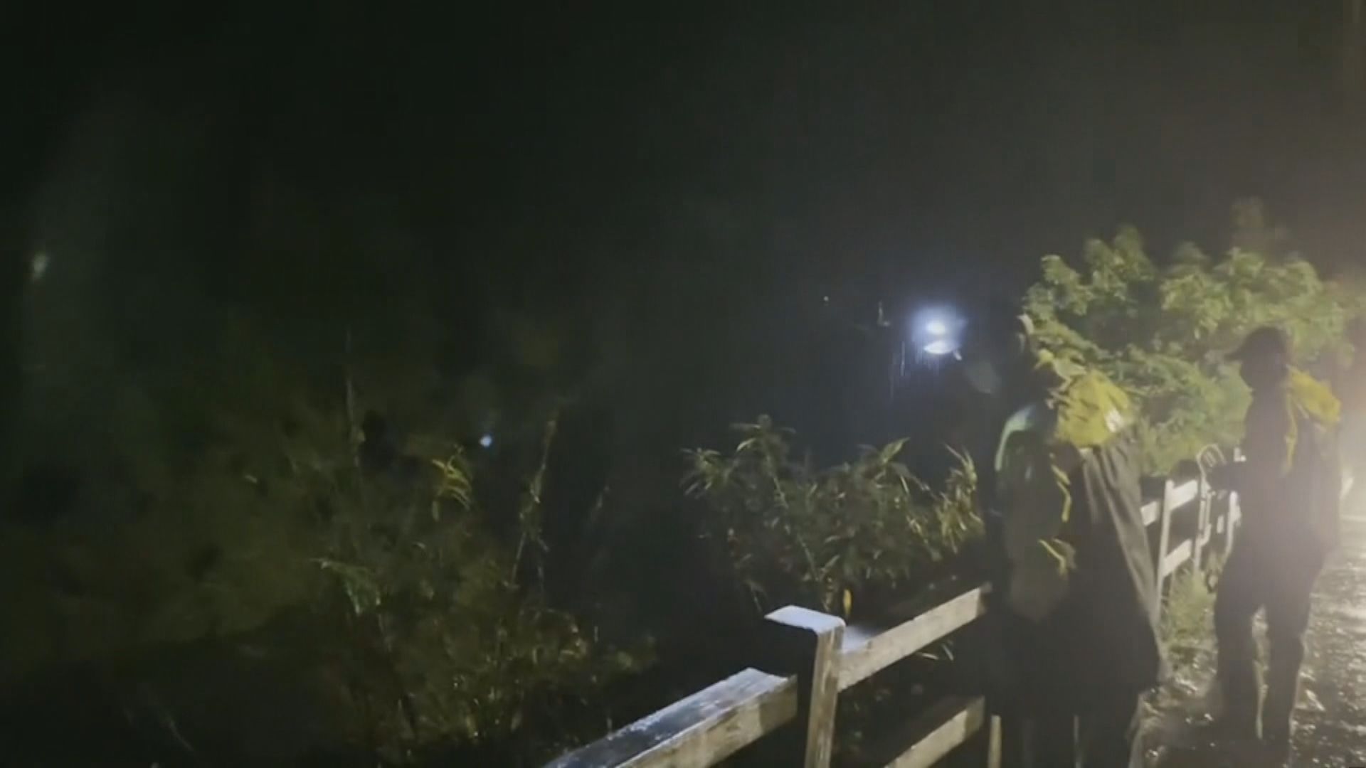 救援人員續於新北虎豹潭搜索兩名失蹤兒童