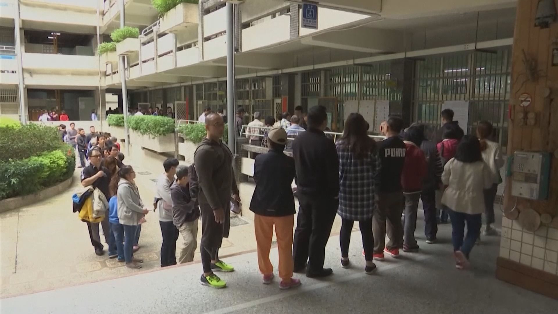 台灣九合一選舉　多個票站都大排長龍