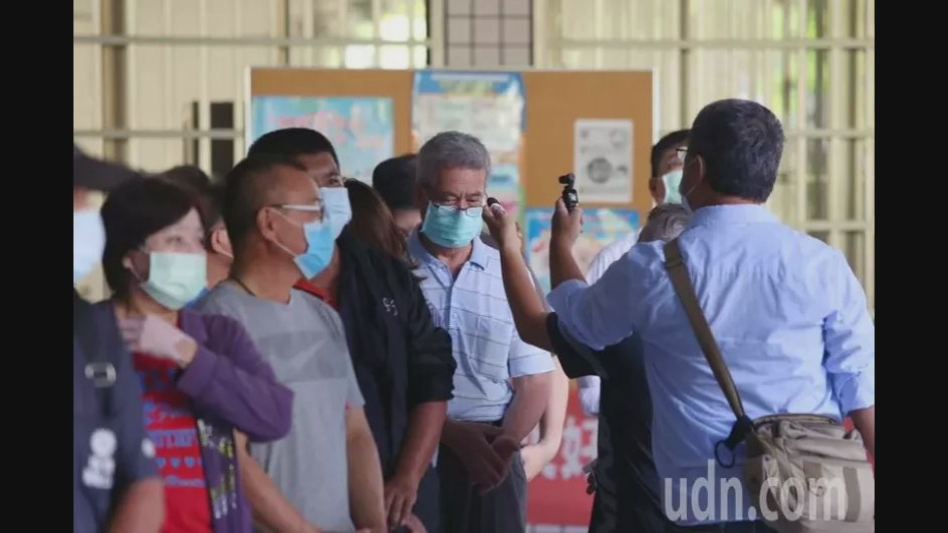 台灣高雄市長補選　投票現場須保持社交距離