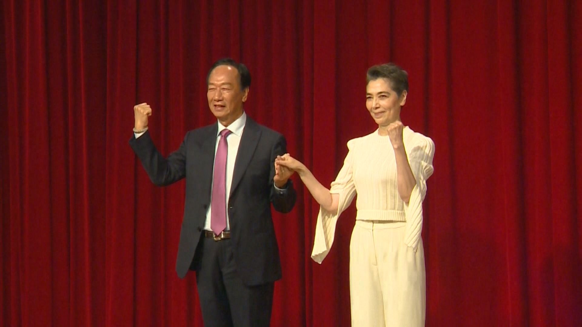 郭台銘宣布由藝人賴佩霞任副手出戰大選