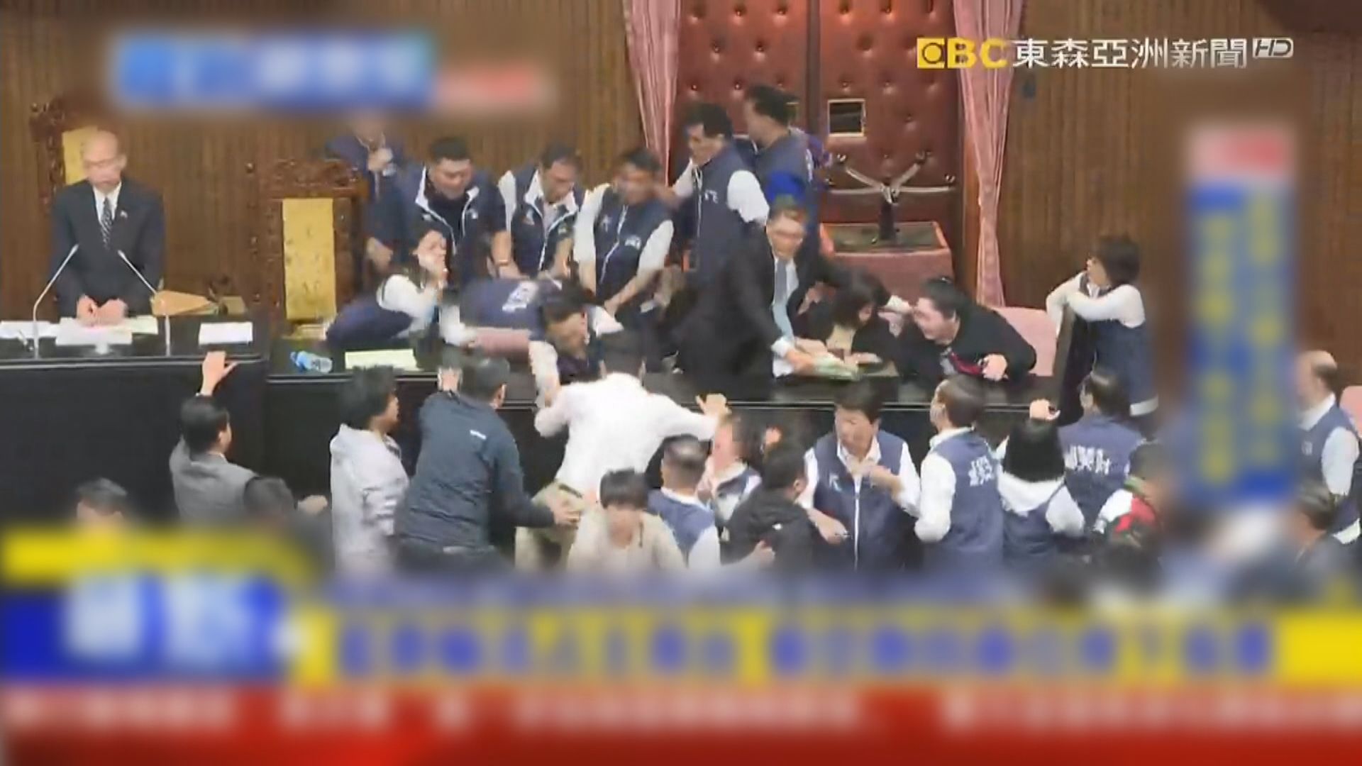 台立法院改革法案表決在即 藍綠白陣營爆發激烈肢體衝突
