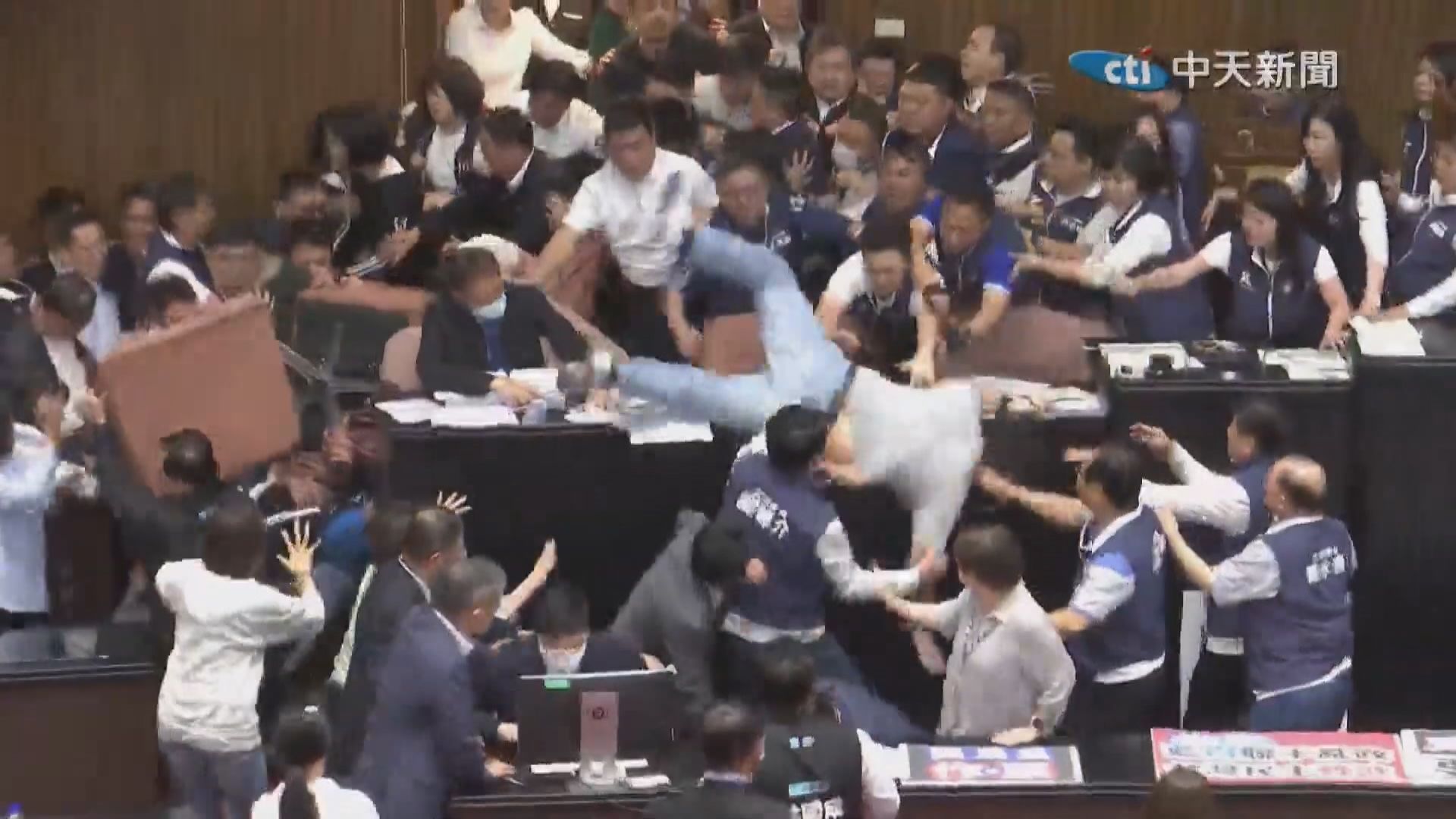 台立法院審議改革法案爆衝突六人傷 下周二續開會