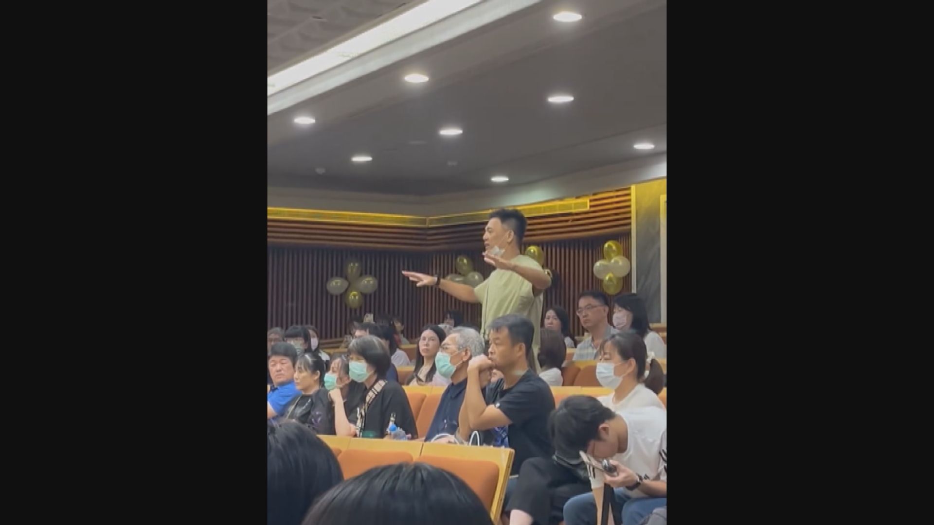 台中逢甲大學畢業禮爆罵戰　典禮被迫叫停惹怒家長畢業生