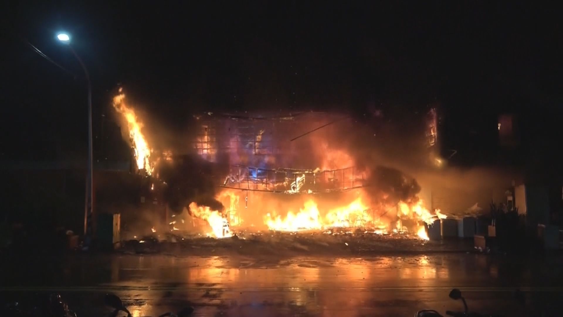 高雄樓宇大火逾60人送院　多人無呼吸心跳