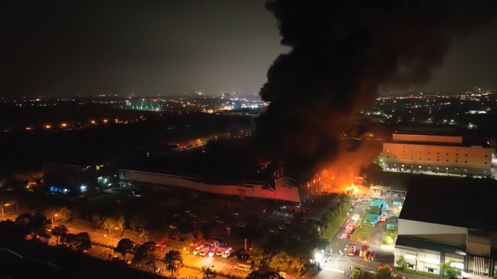 台灣屏東工廠大火 4名消防員殉職