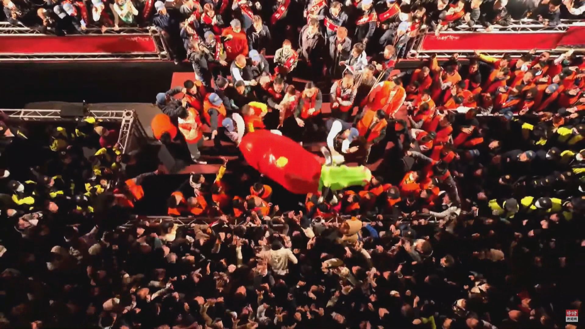 台南鹿耳門聖母廟搶春牛場面混亂　煙火環節有人暈倒不治