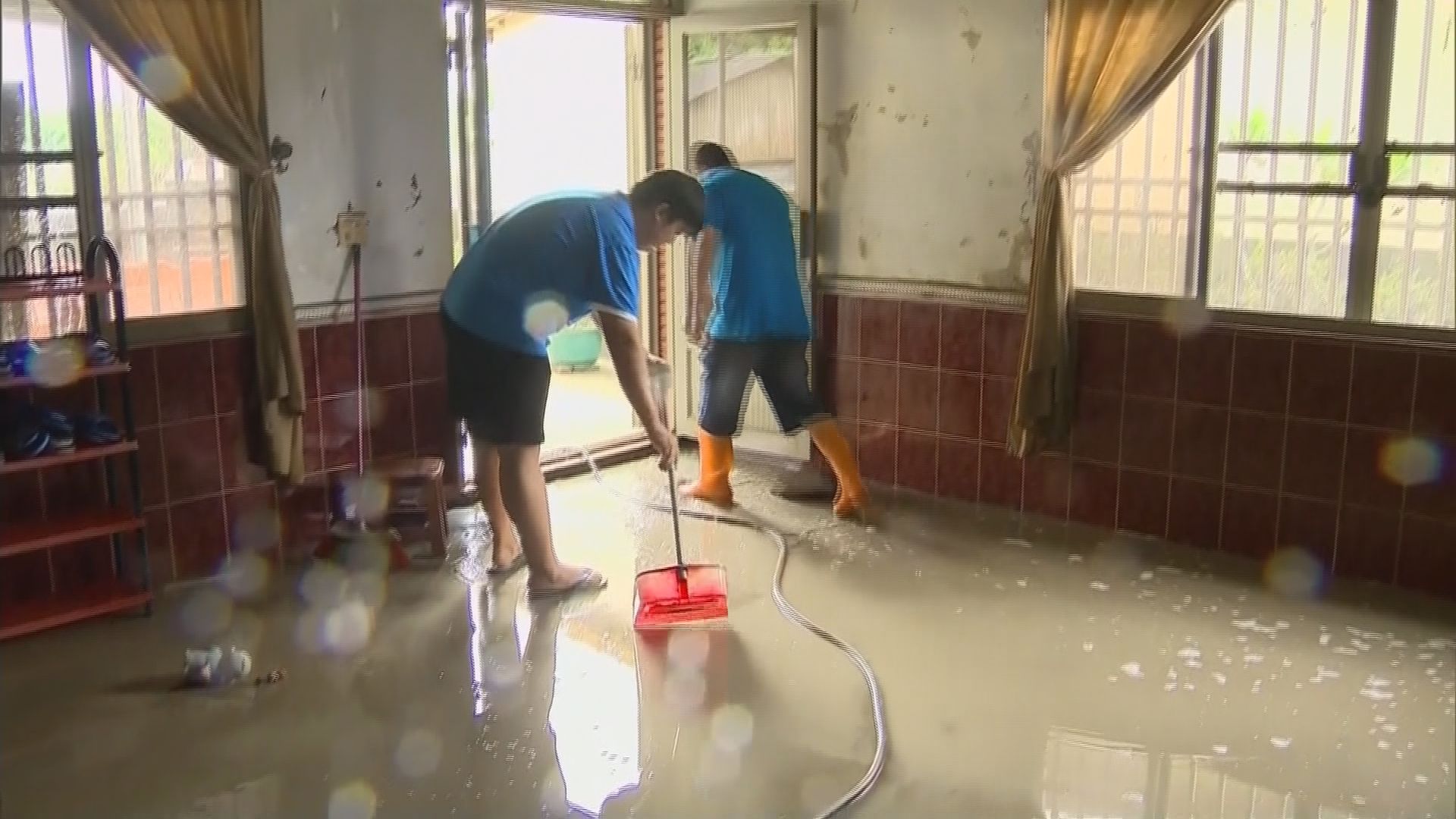 台南縣積水漸退　居民忙於清理