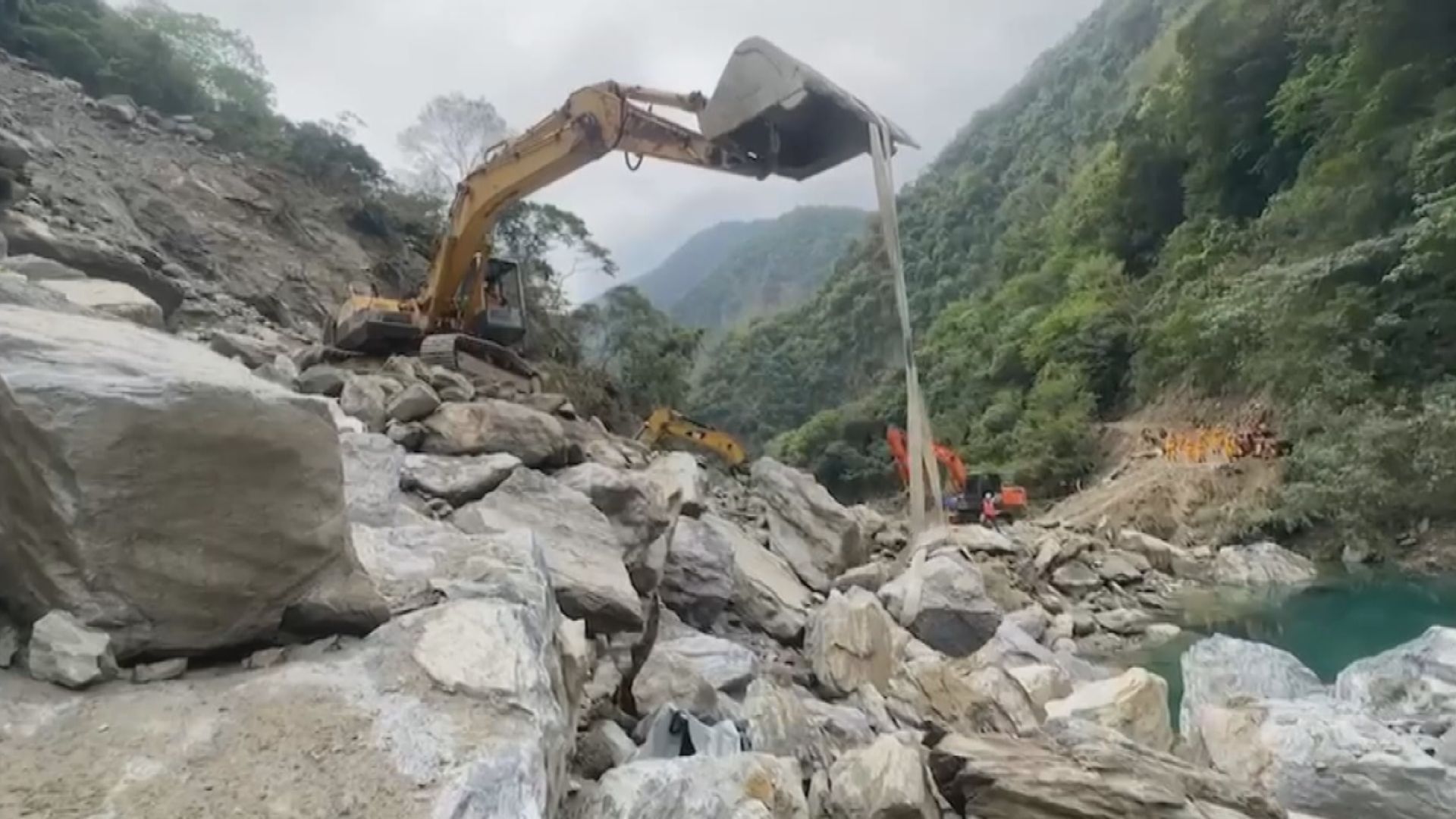 台鐵普悠瑪列車遭落石擊中出軌 無乘客受傷