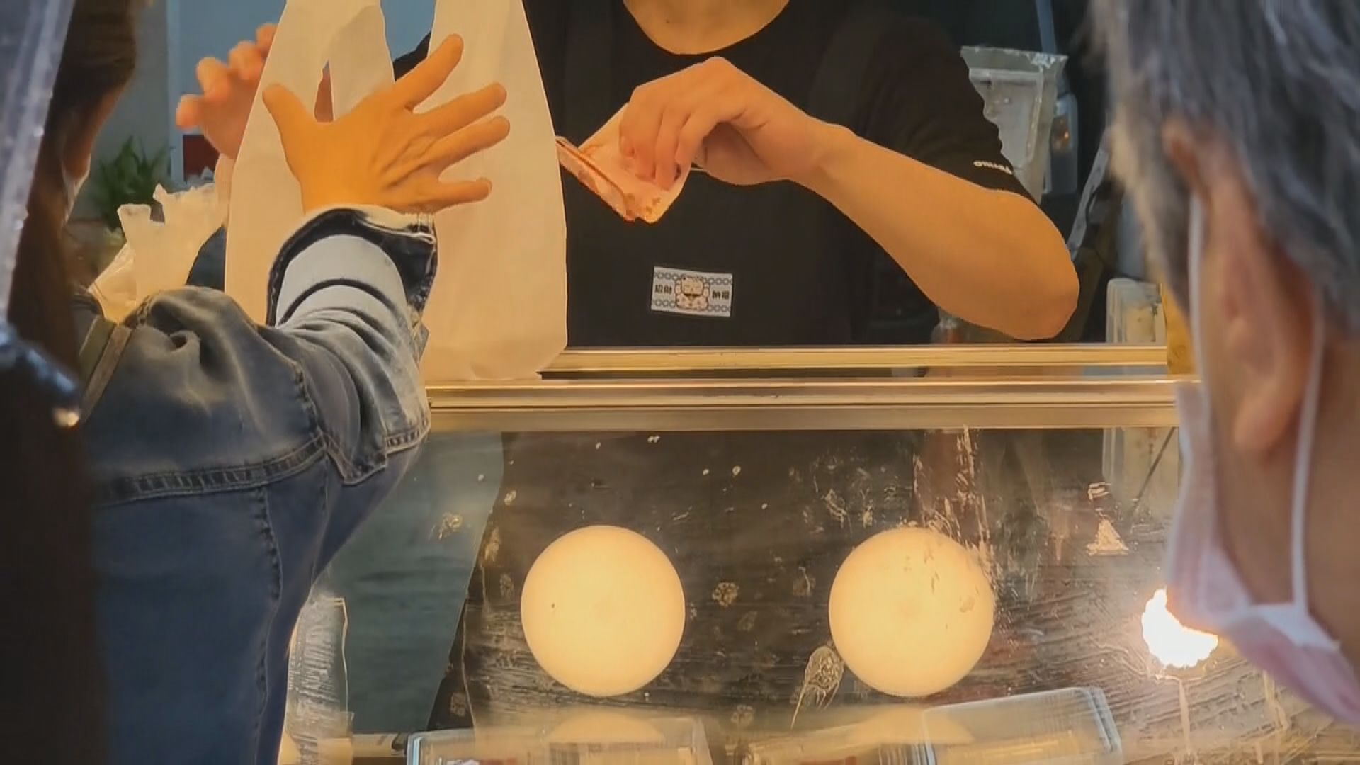 台灣發布新規不准小食店店員找錢後再碰食物　業界憂難實行