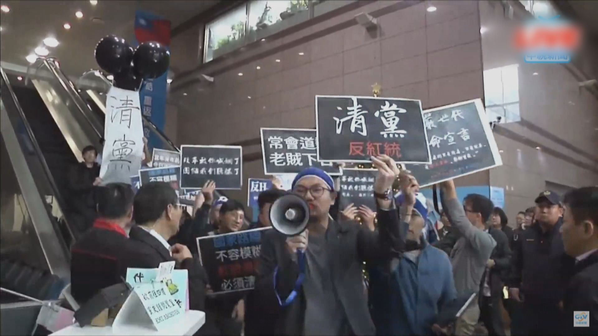 國民黨中常會通過吳敦義及高層總辭