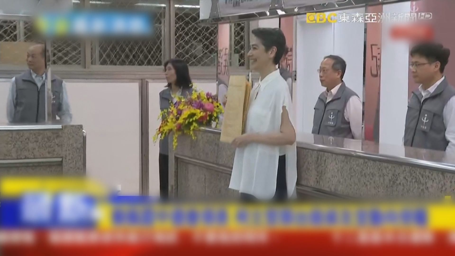 郭台銘搭檔賴佩霞到中選會領表擬獨立參加大選