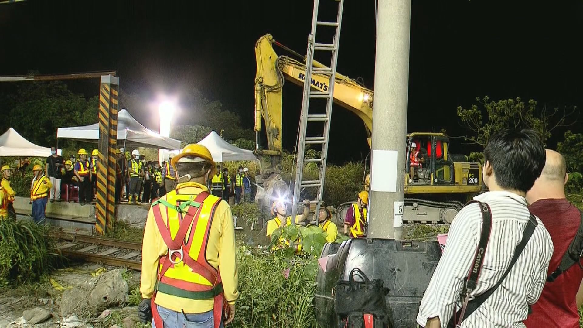 台鐵派人搶修路軌準備把車廂拉出隧道