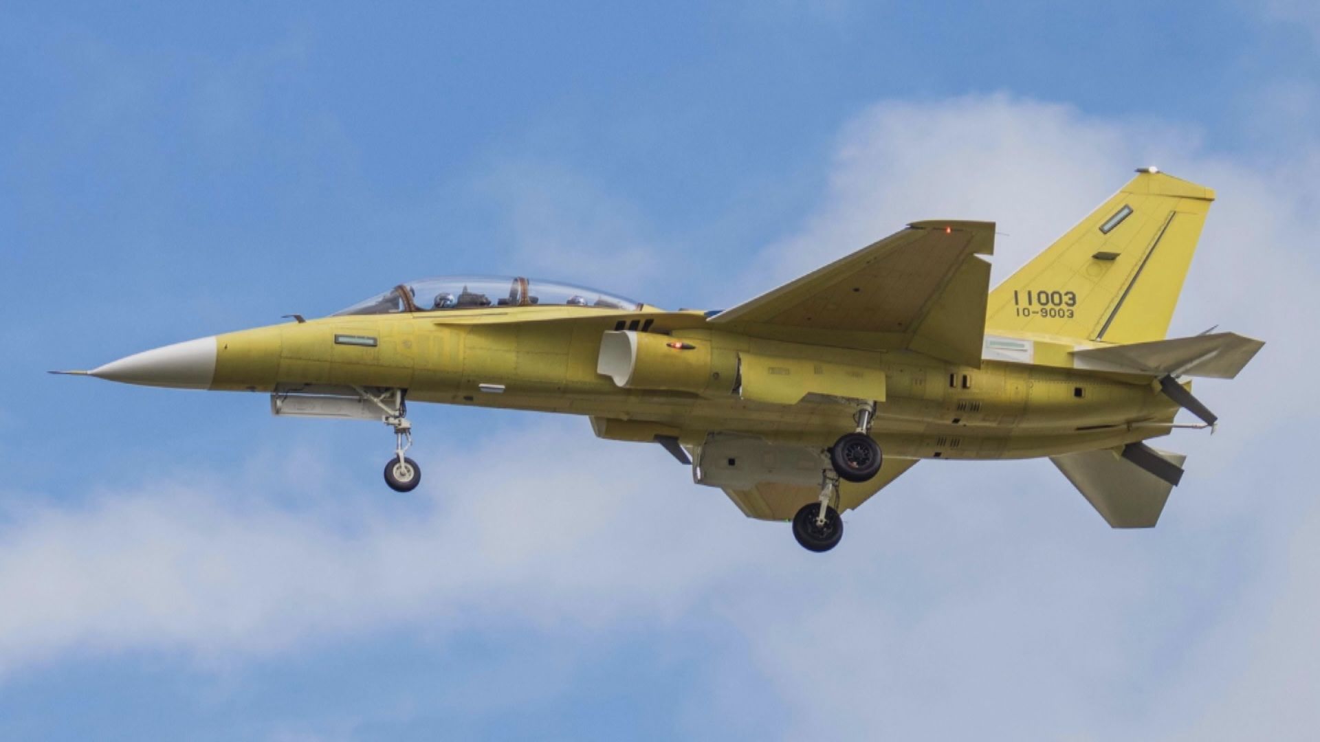 台灣首架量產勇鷹高教機完成試飛