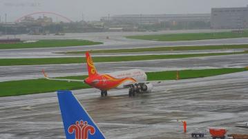 港航客機降落桃園機場疑滑錯跑道迎面遇上海航客機　當局疑控制塔指示有誤