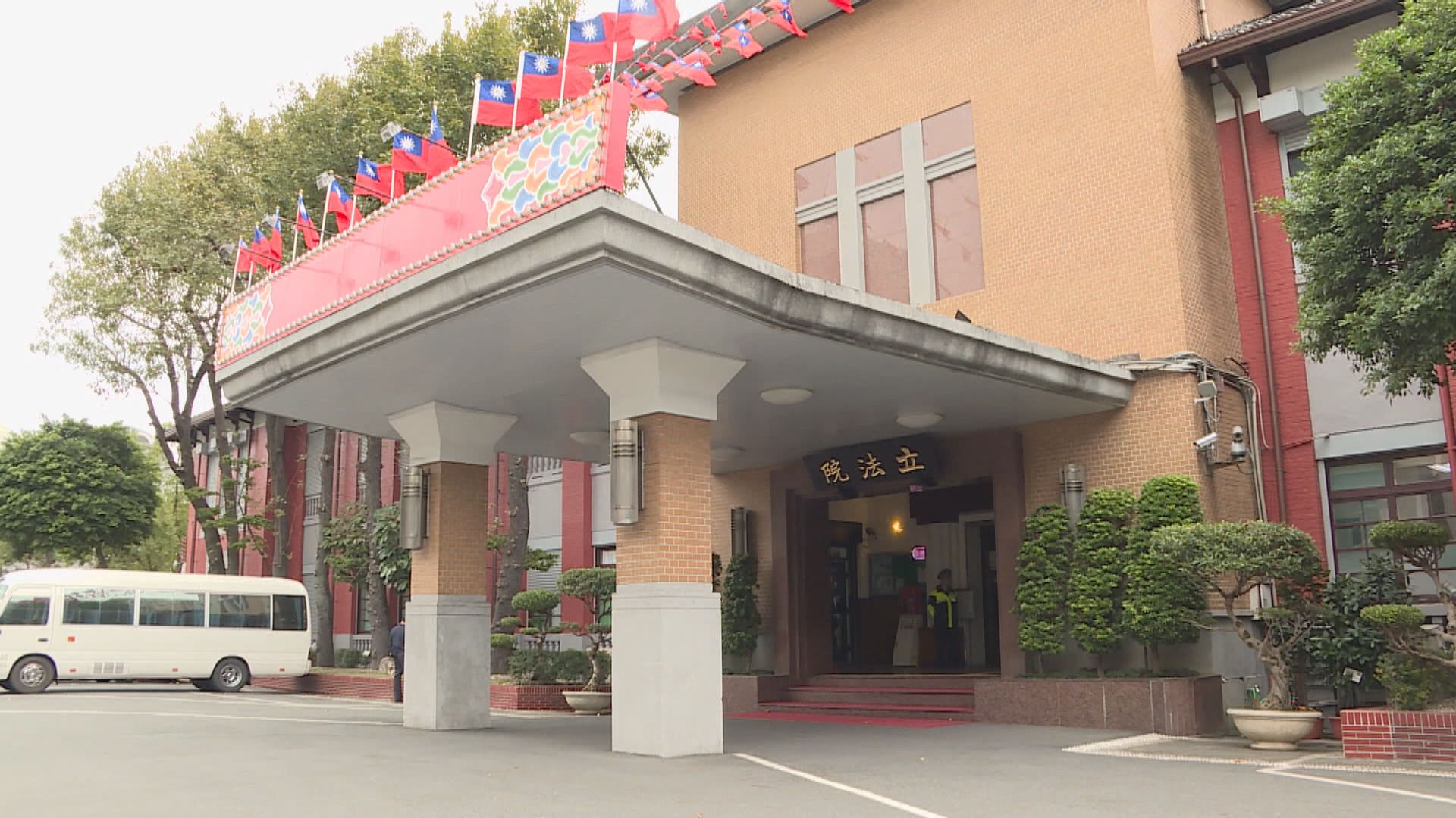 立法院指不會動用警察權將立委抬出議場