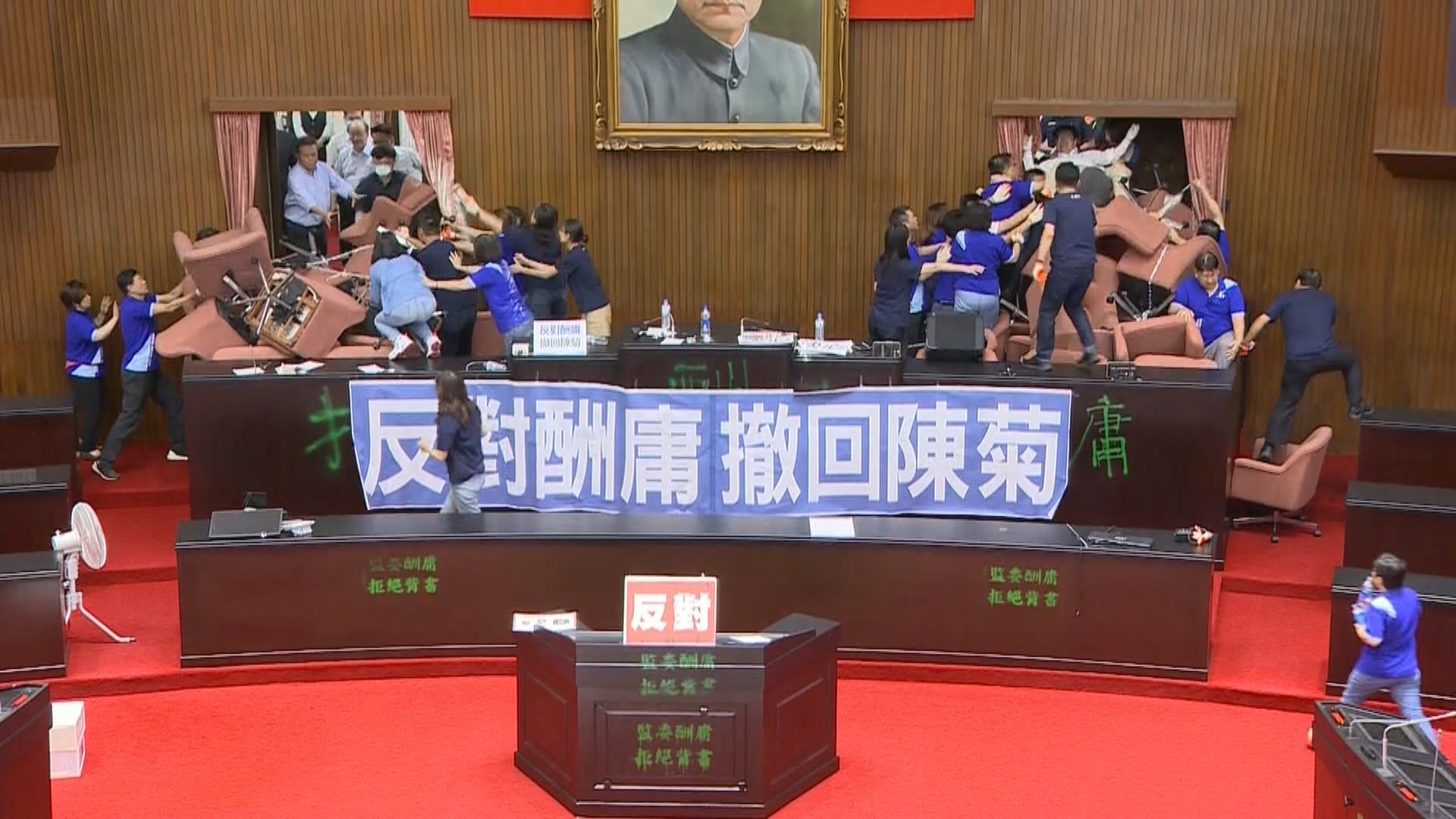 民進黨攻入立法院會議廳　藍綠爆發衝突