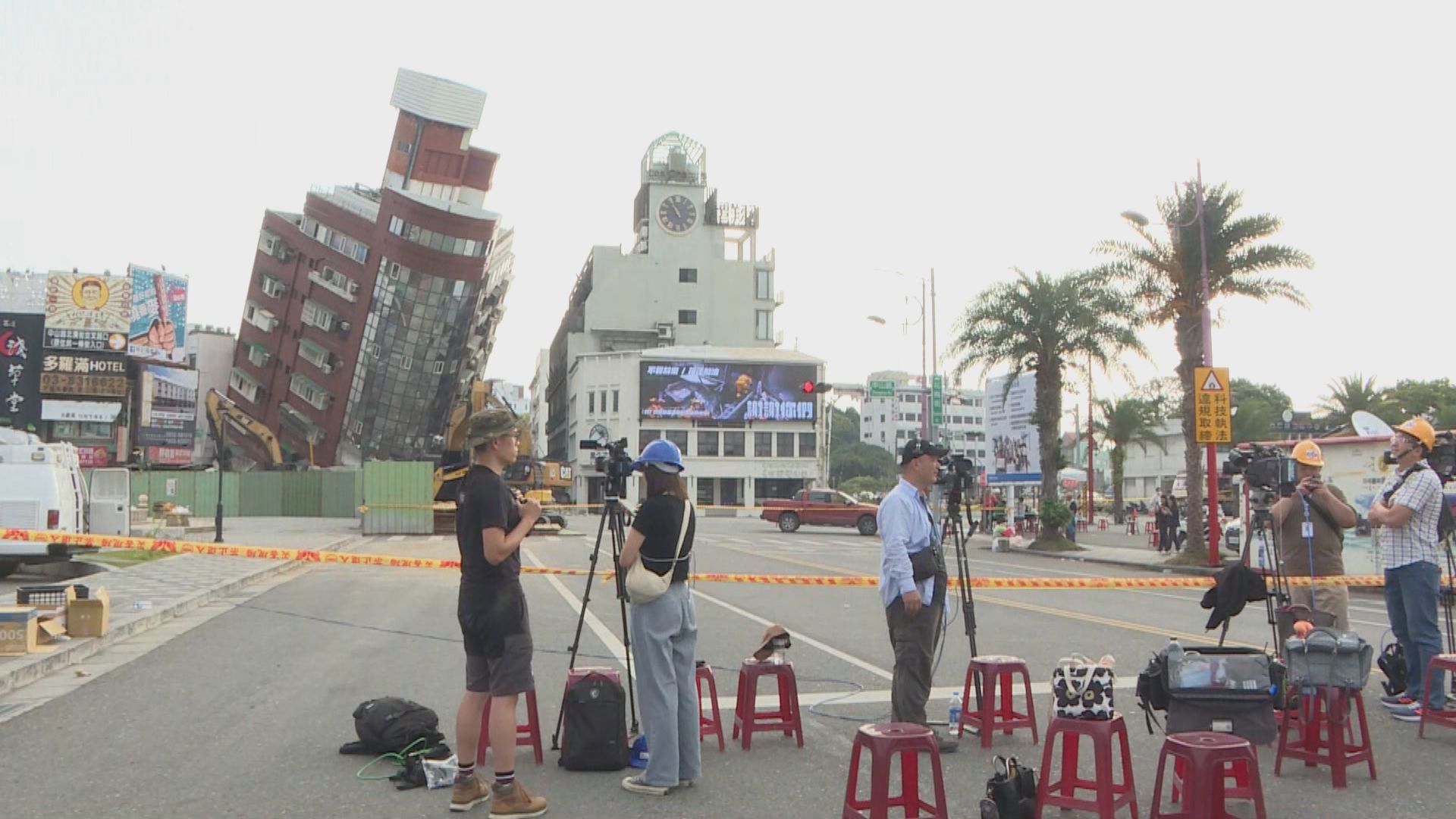 【台灣地震】工作人員在天王星大樓進行加固工程 待地檢人員勘驗後才開始拆除