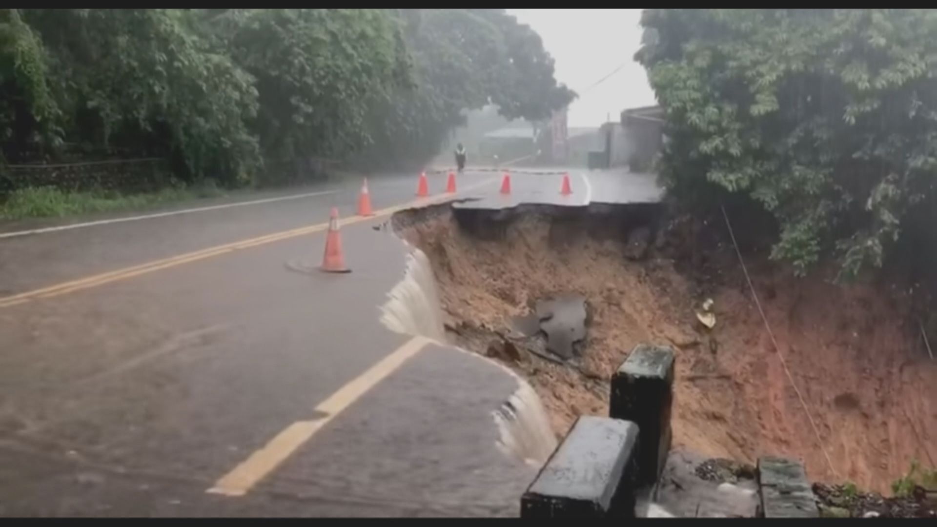 彰化縣下暴雨有山路塌陷　七旬婦人駕駛電單車跌入水溝