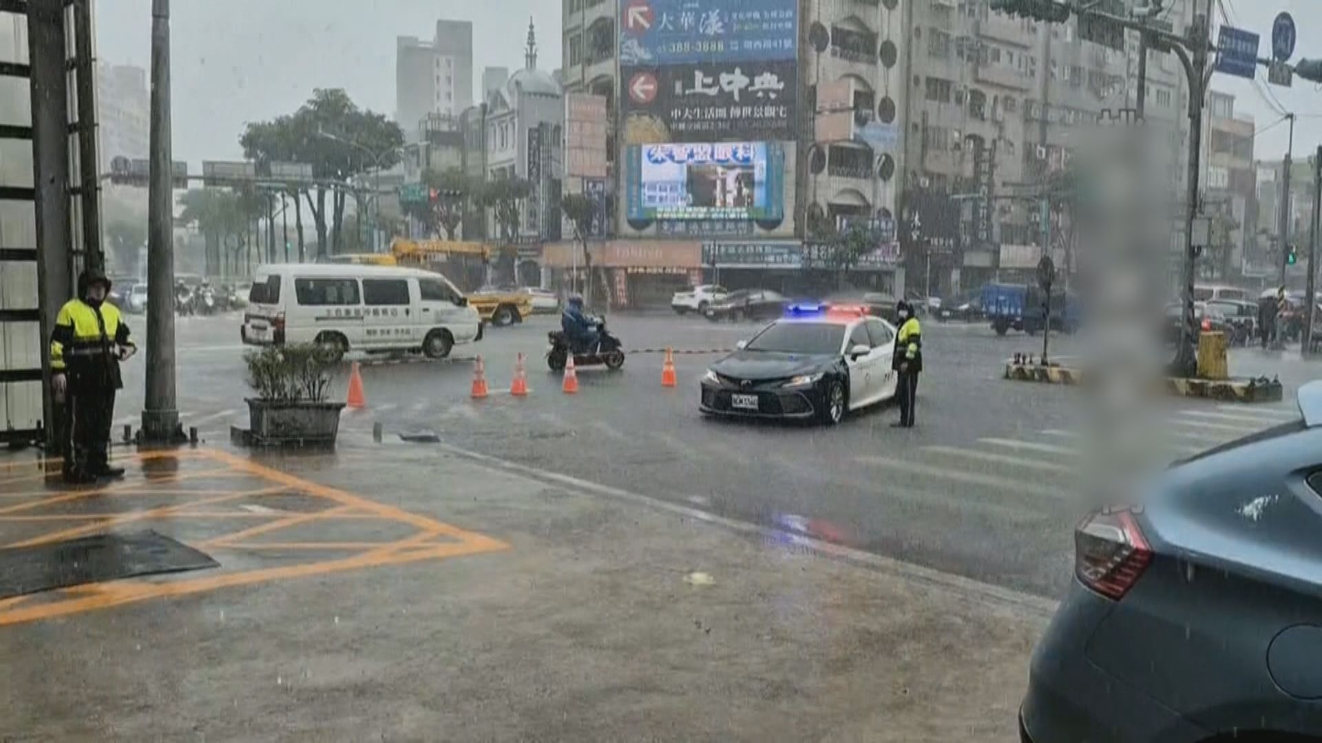台灣北部大雨多地水浸　桃園下水道有工人被沖走死亡