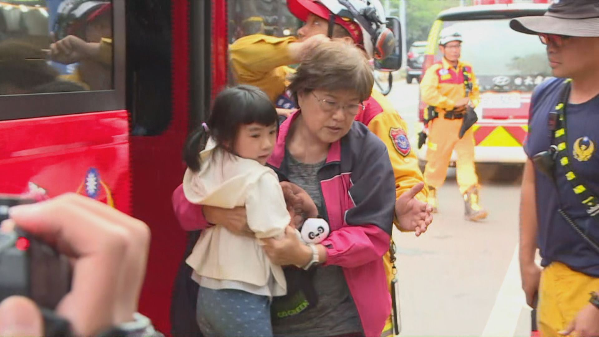 花蓮太魯閣八十二人獲救包括四港人 家屬山下等候失聯親友