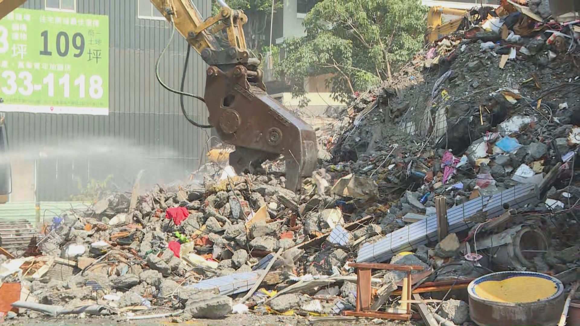 當局連夜清拆五層高民居 屋主：擦乾眼淚重建家園