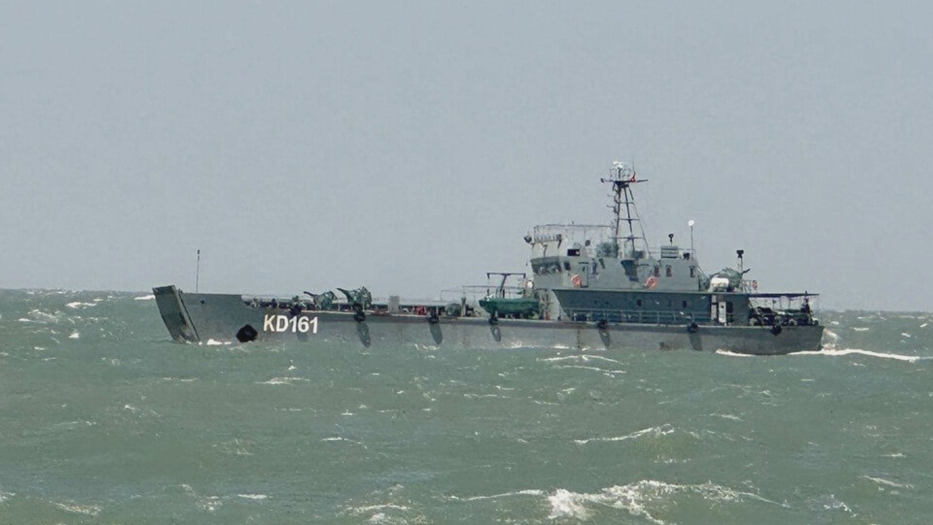 台灣指解放軍補給船進入限制水域 海巡示警驅離