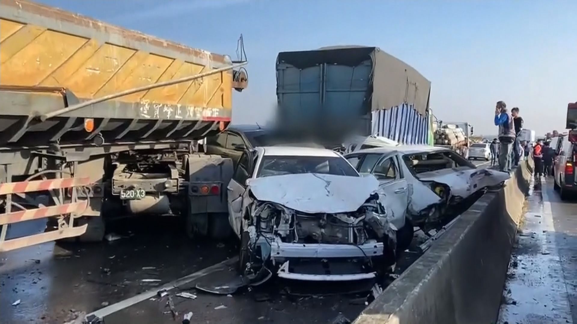 台灣西部濱海公路多車連環相撞　十人死傷