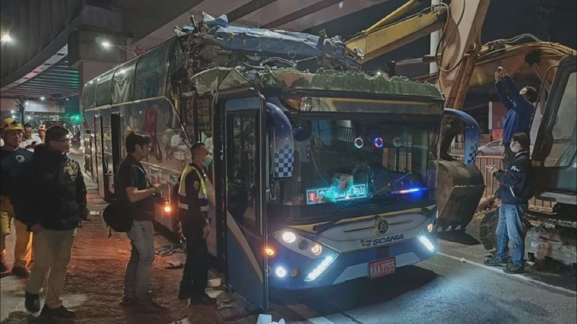 高雄旅遊巴車禍 一死十多人傷