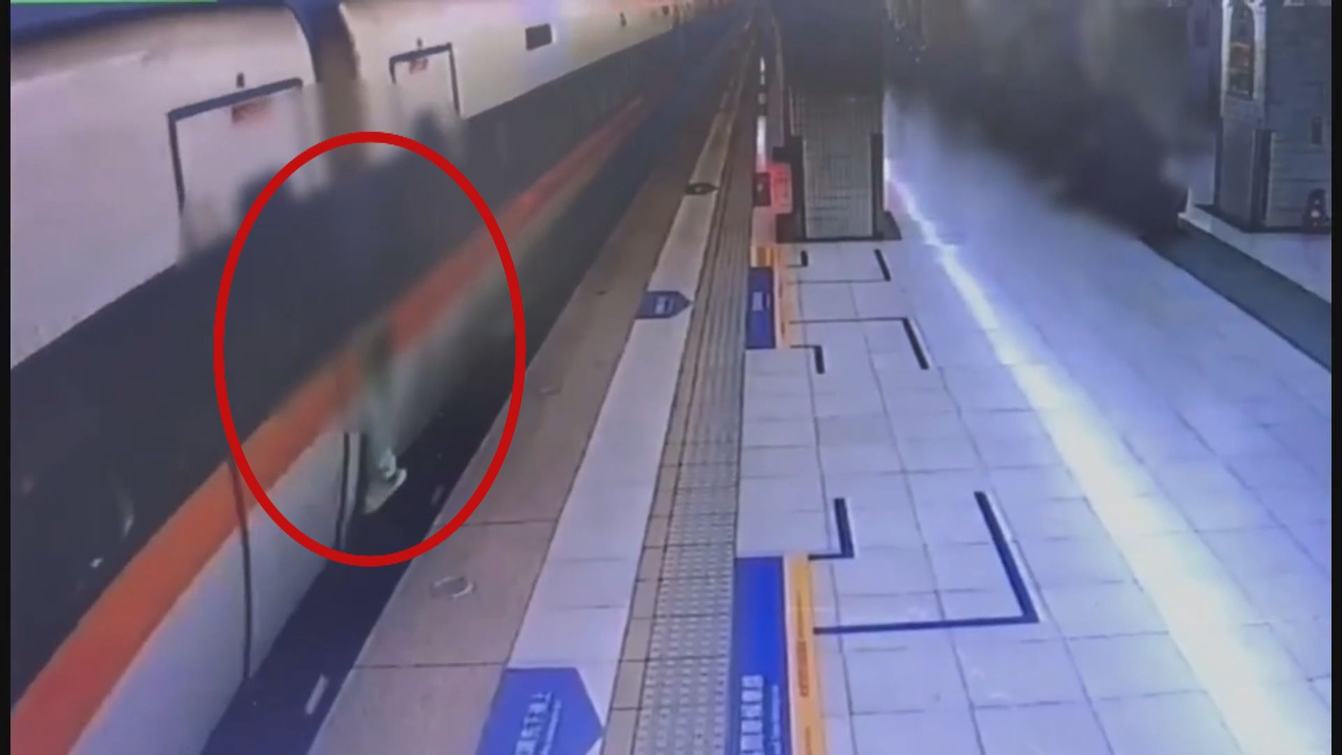 台鐵男乘客中途落車買食物　情急追車跳入列車中間釀險象