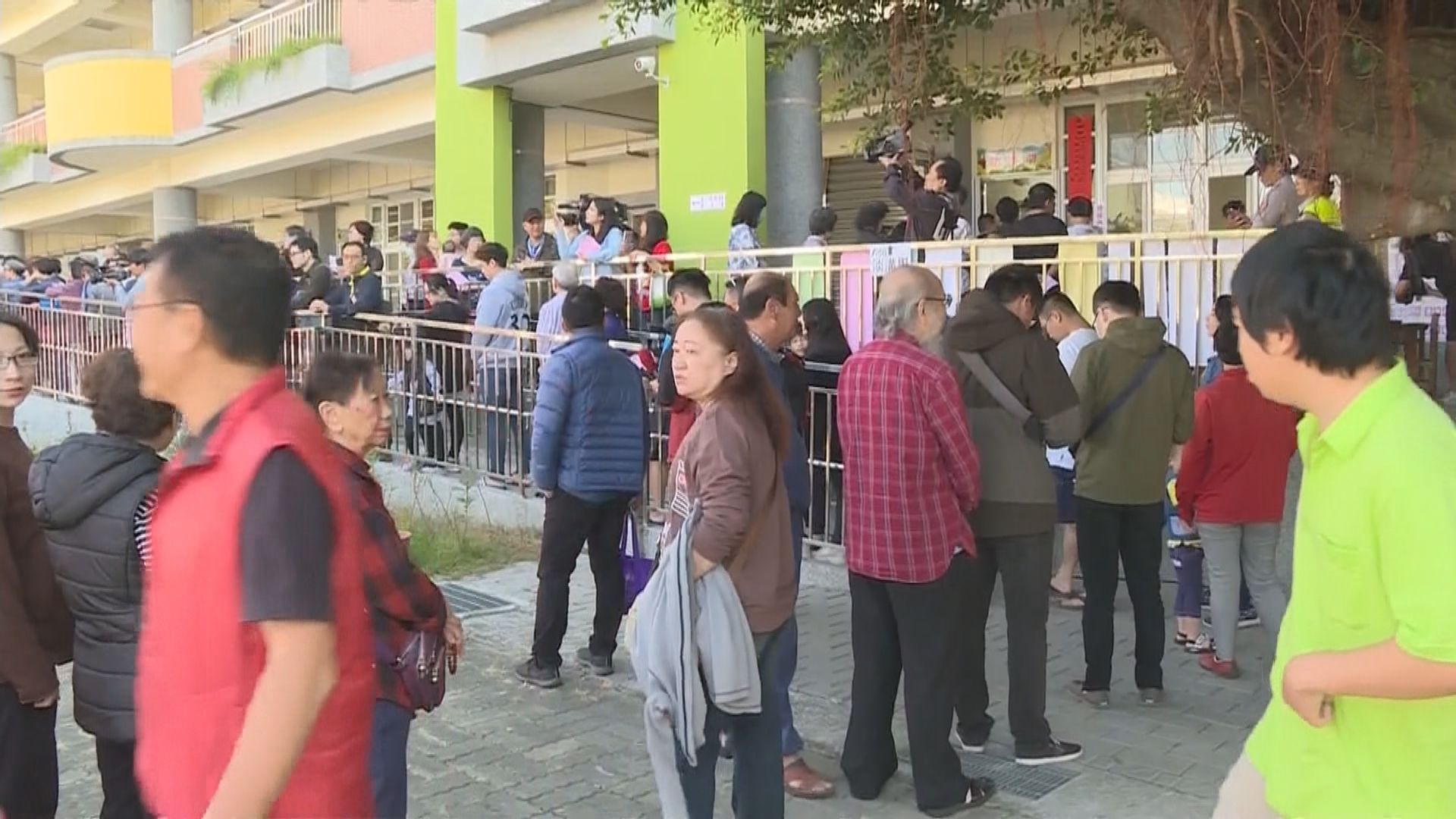 九合一選舉　投票安排混亂多地票站現人龍