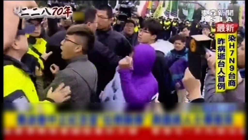 統獨人士在中正紀念堂叫囂推撞