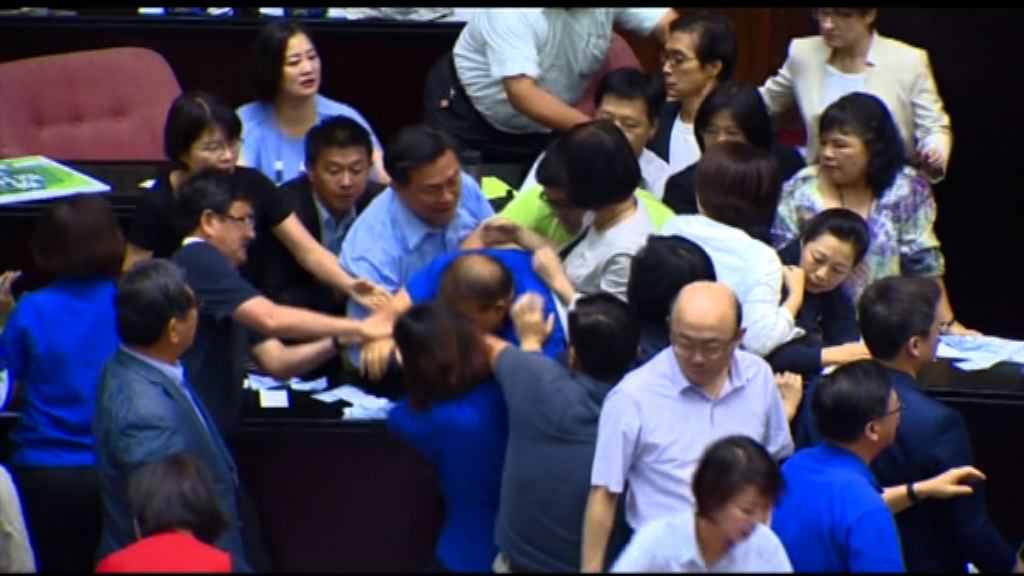 台灣立委大打出手阻前瞻預算報告