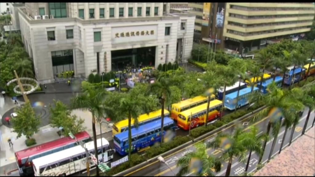 台灣抗議行動升級　過百輛旅遊巴包圍交通部