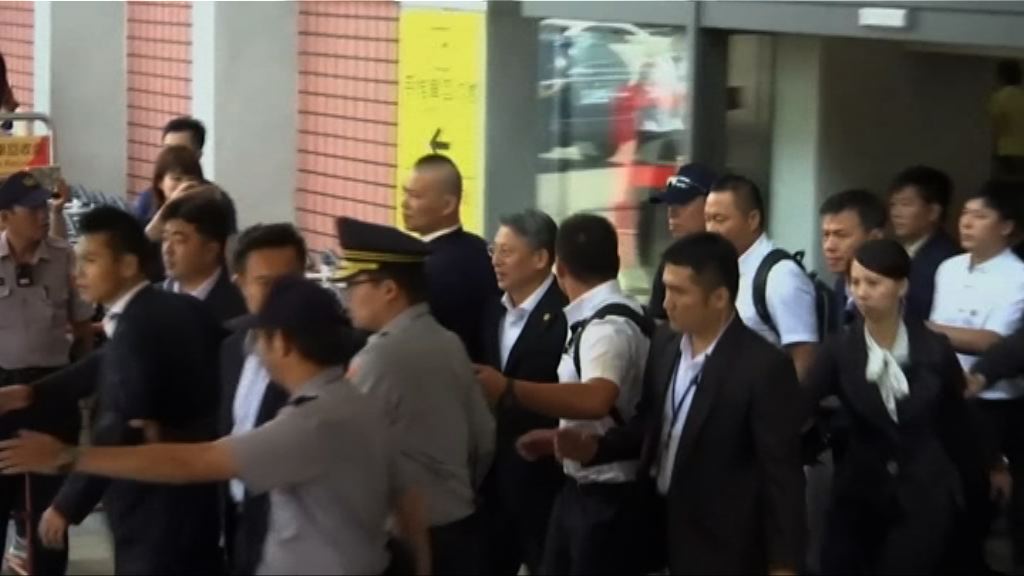 上海市委統戰部長抵台遇示威