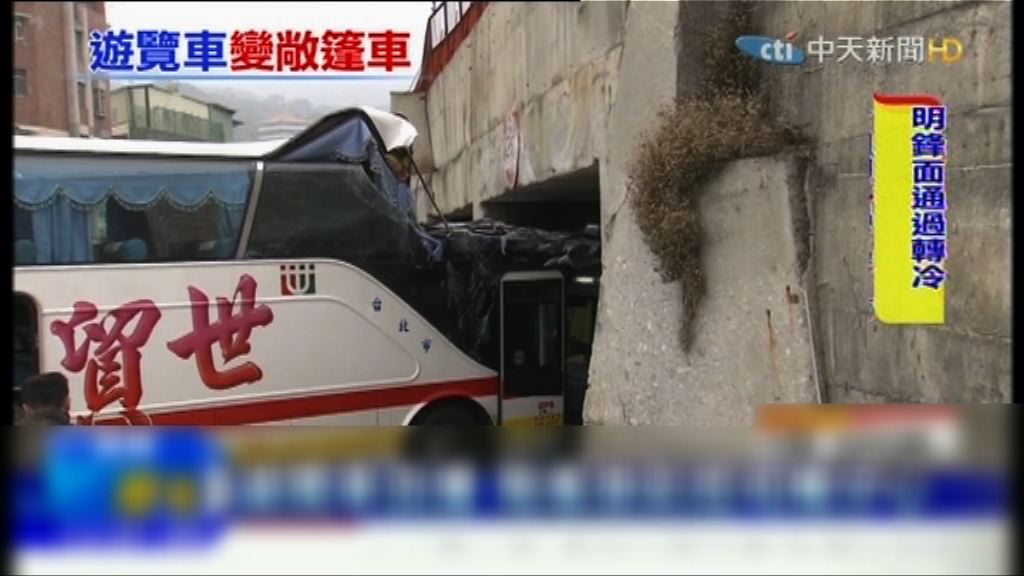 高雄旅遊巴撞橋墩21人受傷