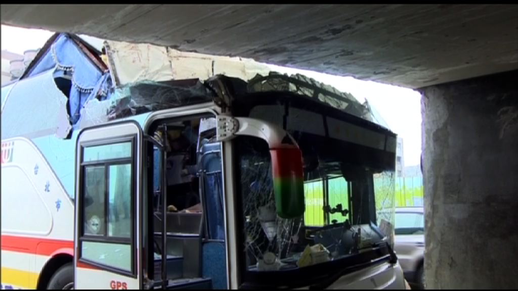 高雄旅遊巴撞橋墩22人傷　其中3人重傷