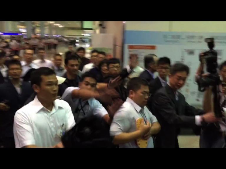 連戰隨行人員返台遭抗議者擲鞋