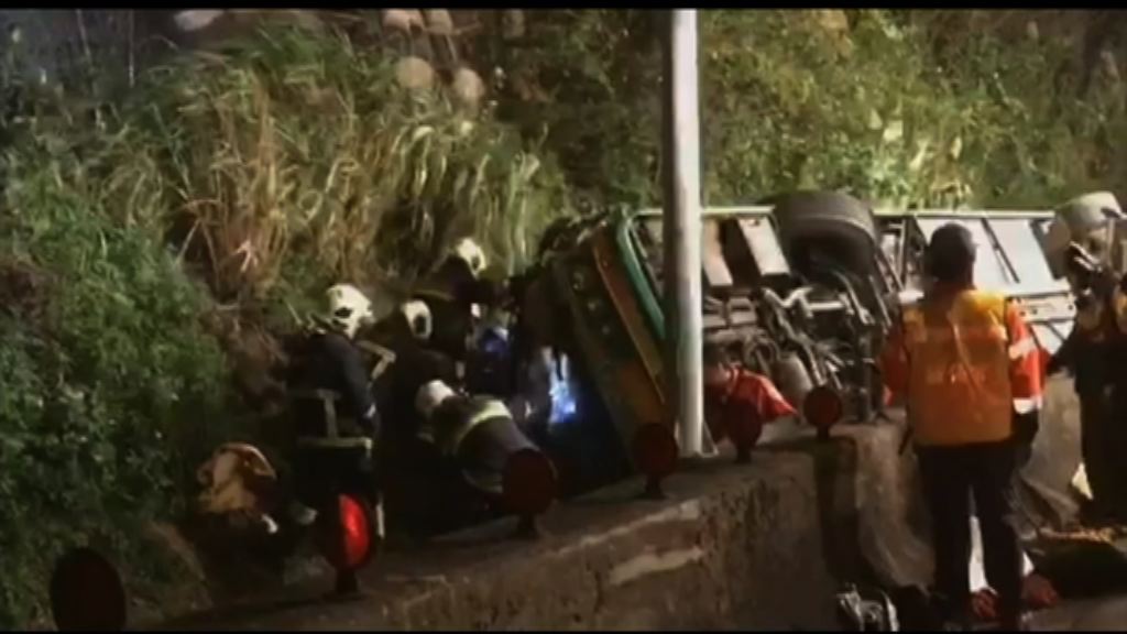 台北旅遊巴翻側最少32死