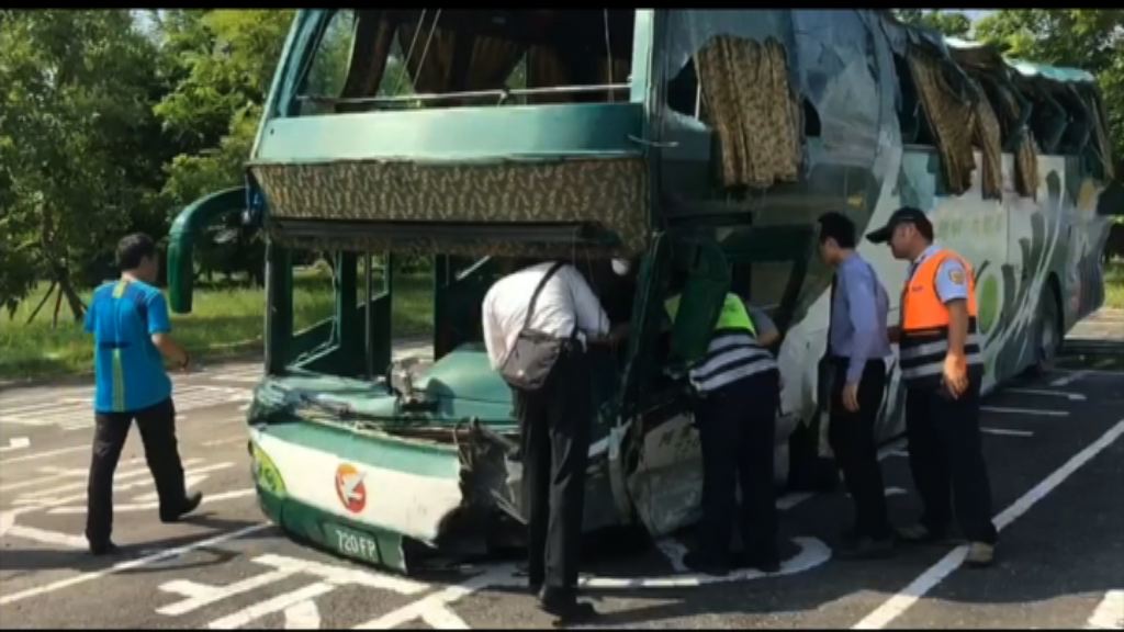 台灣長途巴士失控撞欄6死11傷