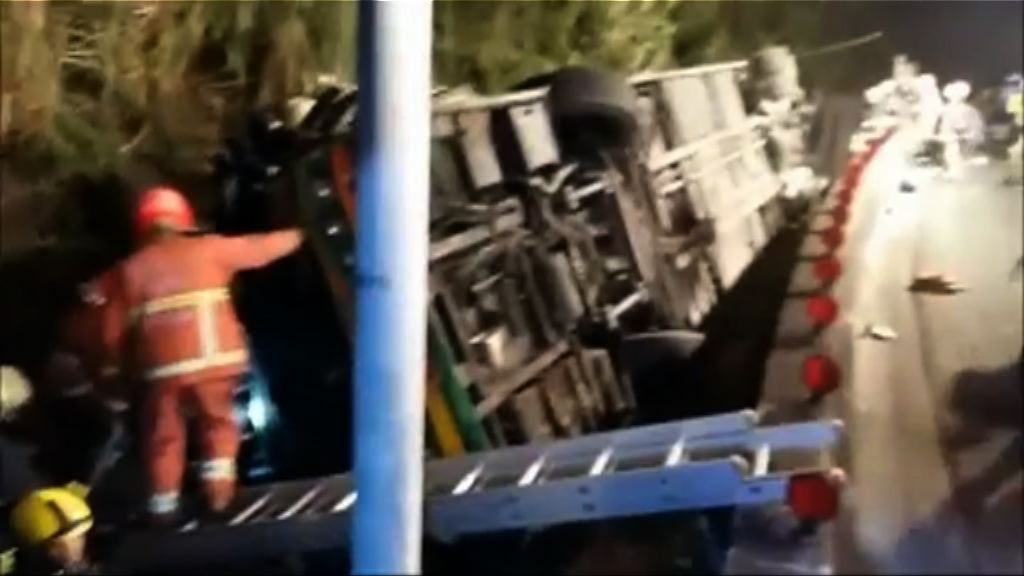 台北有旅遊巴翻側逾四十人死傷