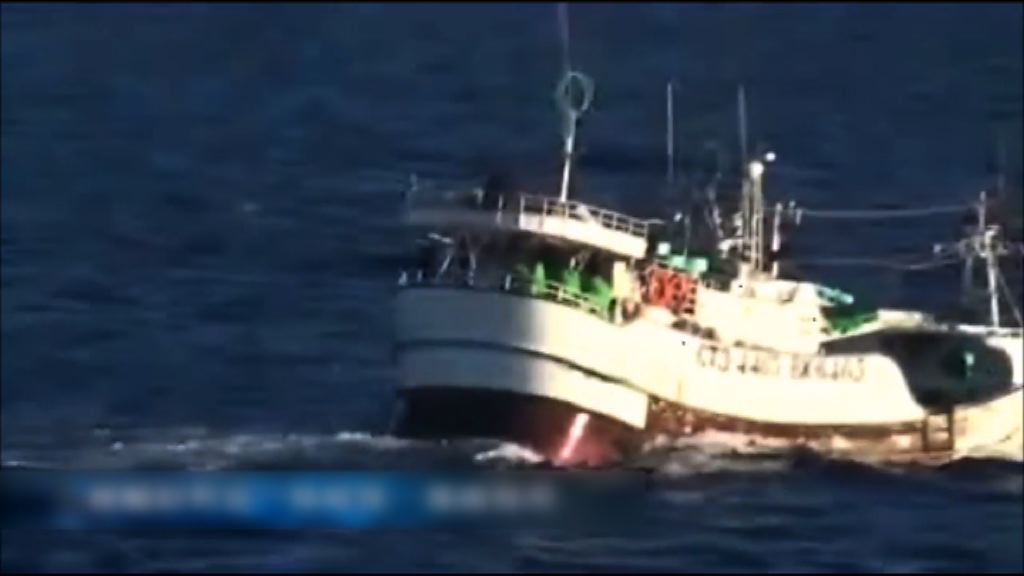 台灣海巡署沖之鳥島礁遇日船