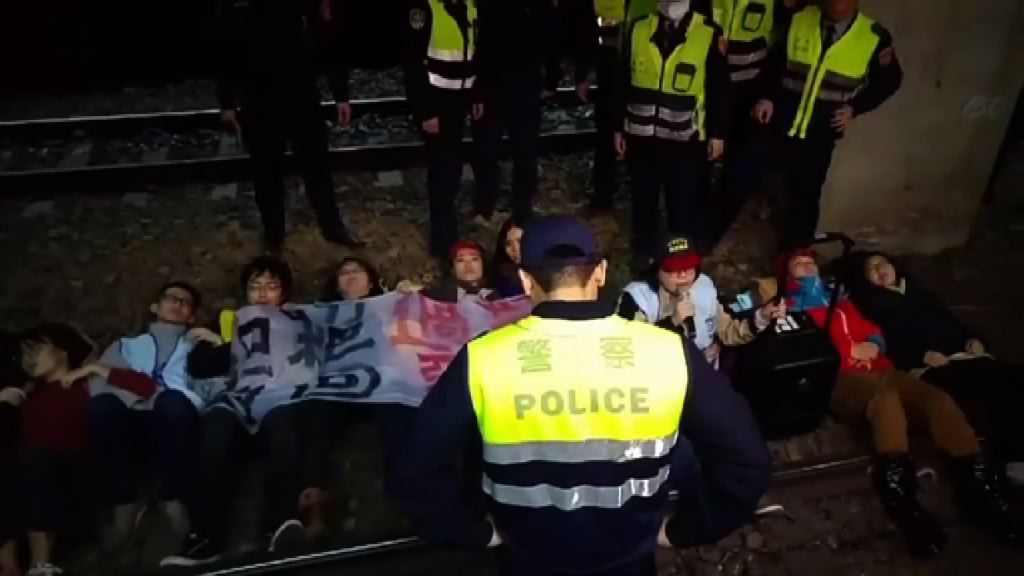 台灣民眾闖車站臥軌反修勞基法
