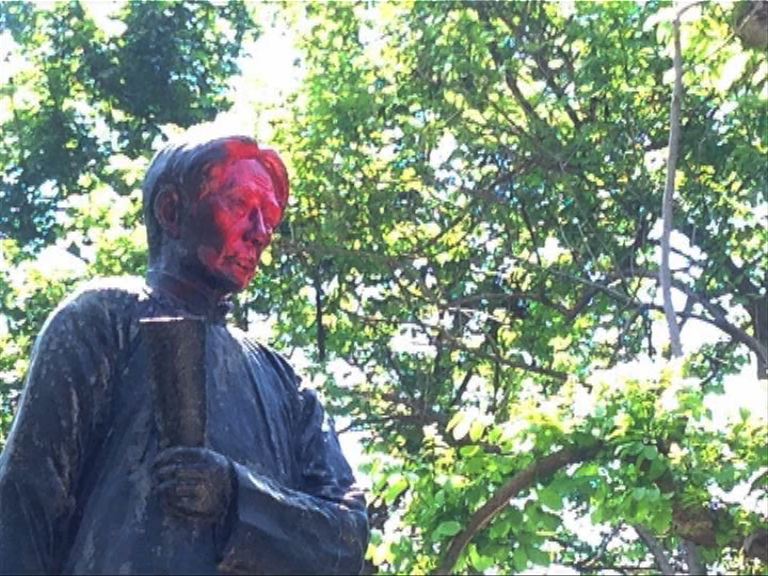 連戰祖父連橫銅像被噴紅漆