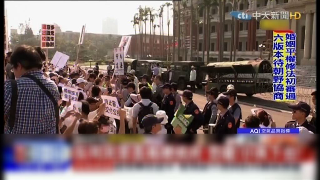 反同性婚姻示威者赴總統府集會