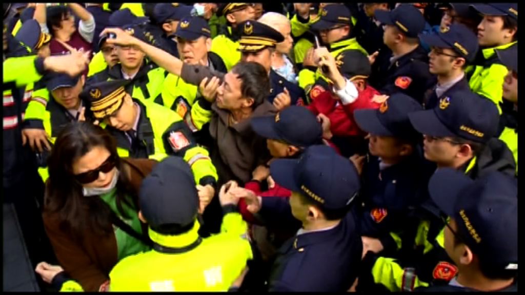 台灣有團體抗議年金改革　要求當局對話協商